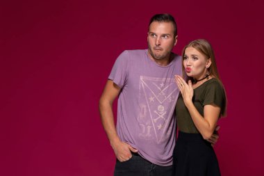 Olarak iğrenç ifade ile mutsuz şikayetçi kadın ve adam hoş olmayan bir şey arayın. Garip çift