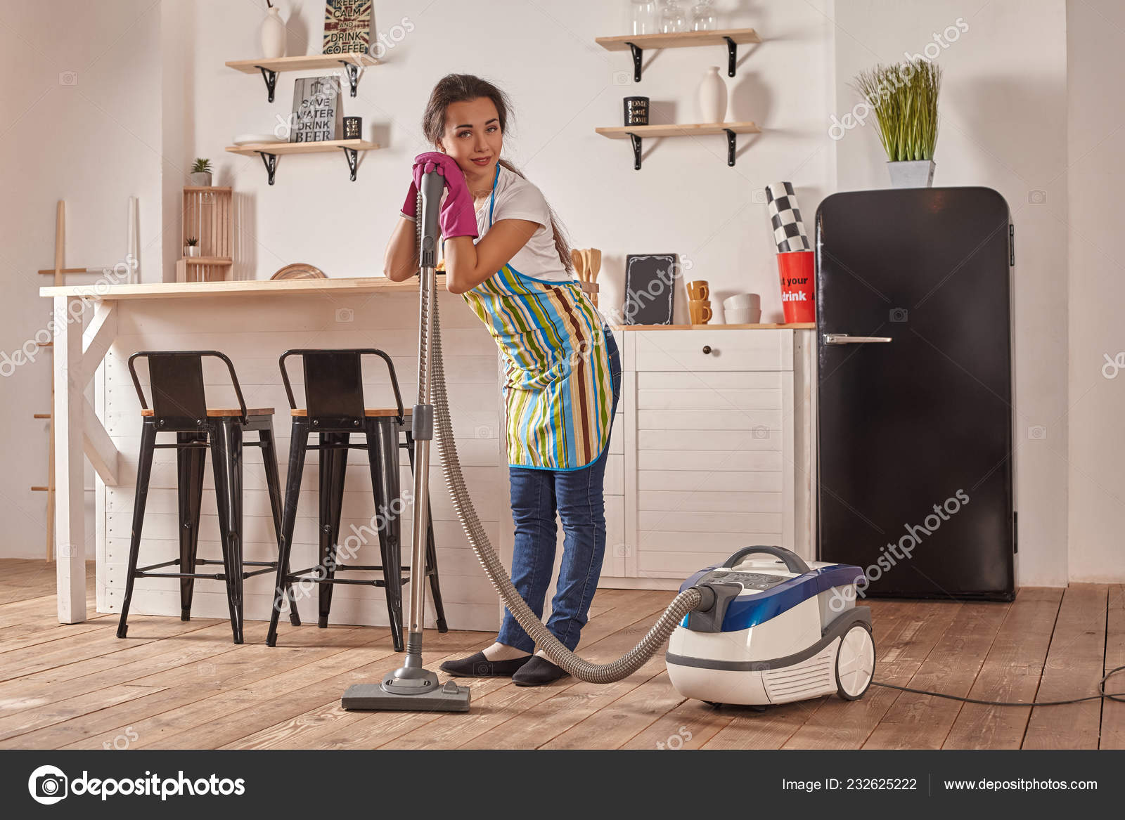https://st4.depositphotos.com/5954192/23262/i/1600/depositphotos_232625222-stock-photo-young-woman-using-vacuum-cleaner.jpg