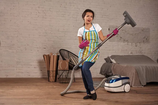 Mujer feliz limpiando casa, bailando con aspiradora y divirtiéndose, espacio para copiar . — Foto de Stock