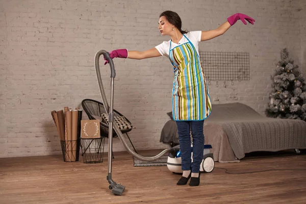 Mujer feliz limpiando casa, bailando con aspiradora y divirtiéndose, espacio para copiar . — Foto de Stock