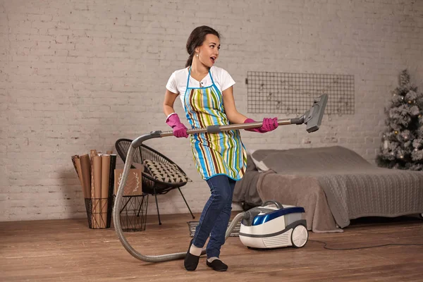 Mujer feliz limpiando casa, bailando con aspiradora y divirtiéndose, espacio para copiar . — Foto de Stock