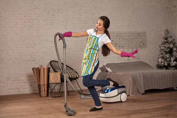 Mujer feliz limpiando casa, bailando con aspiradora y divirtiéndose, espacio para copiar . — Foto de Stock