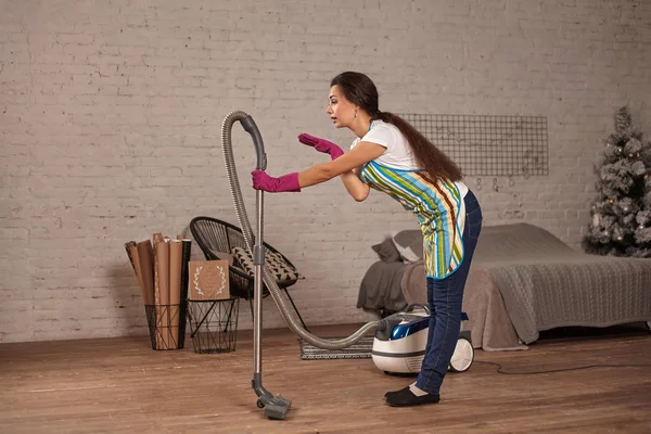 Mujer feliz limpiando casa, bailando con aspiradora y divirtiéndose, espacio para copiar . — Foto de Stock