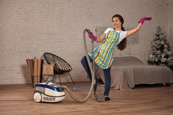 Mujer feliz limpiando casa, bailando con aspiradora y divirtiéndose, espacio para copiar . — Foto de Stock