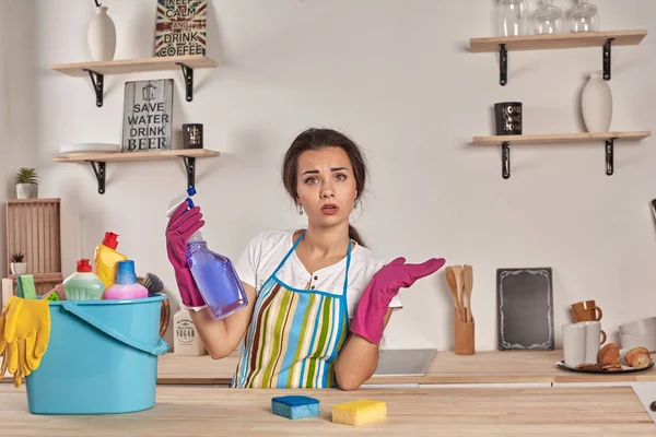 Bella donna bruna allegra in guanti pulizia cucina moderna — Foto Stock