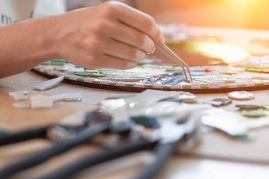 Yeni modern renkli mozaik üzerinde ana çalışma elleri. Yakın çekim