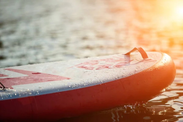 Fechar de um stand up paddle board SUP e remar em uma doca — Fotografia de Stock
