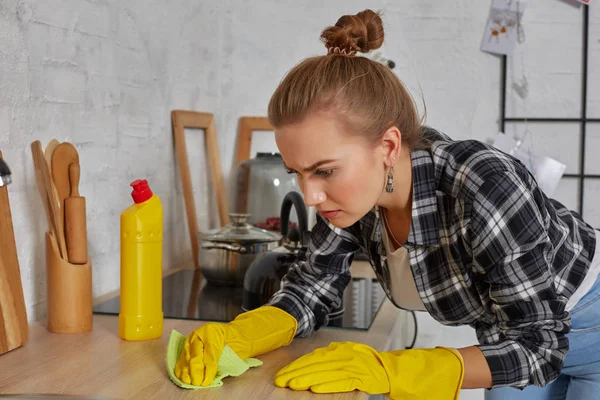 Limpeza Das Mãos Jovem Dona Casa Mulher Lavatório Pia Cozinha — Fotografia de Stock