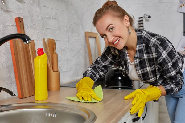 Limpeza Das Mãos Jovem Dona Casa Mulher Lavatório Pia Cozinha — Fotografia de Stock