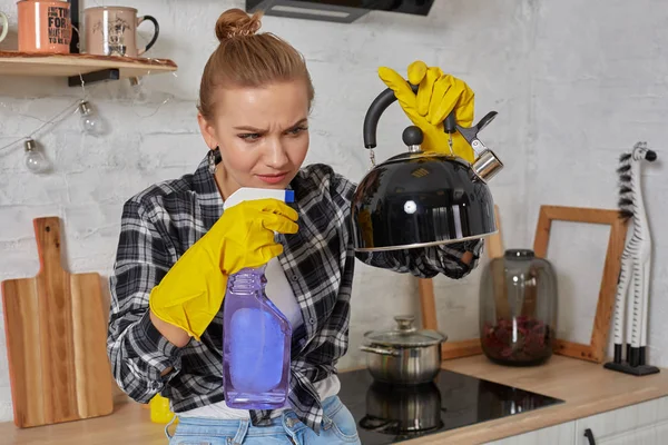 Serviço Doméstico Conceito Limpeza Senhora Loira Feliz Limpeza Chaleira Cozinha — Fotografia de Stock