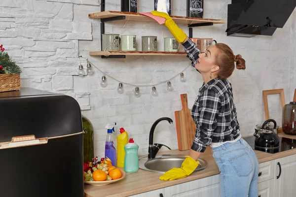 Γυναίκα Γάντια Καθαρισμού Επίπλων Κουρέλι Στο Σπίτι Κουζίνα Έννοια Της — Φωτογραφία Αρχείου