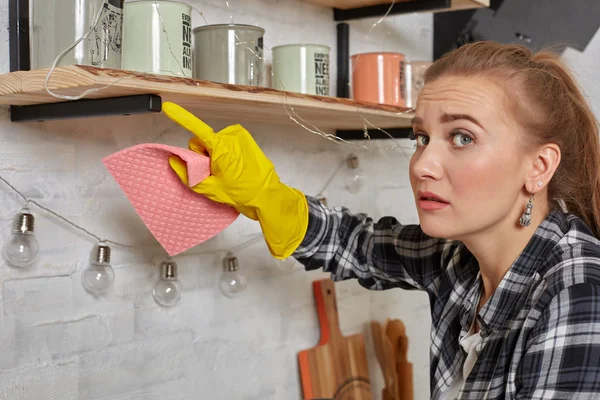 Mulher Luvas Limpeza Móveis Com Pano Casa Cozinha Conceito Trabalho — Fotografia de Stock