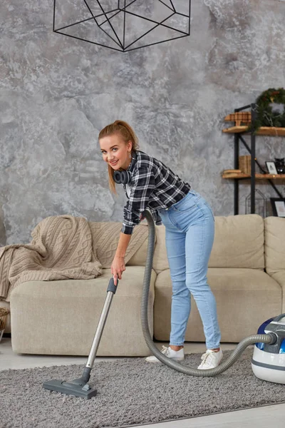 Joven Mujer Sonriente Aspiradora Limpiando Alfombra Sala Estar Interior Escandinavo — Foto de Stock