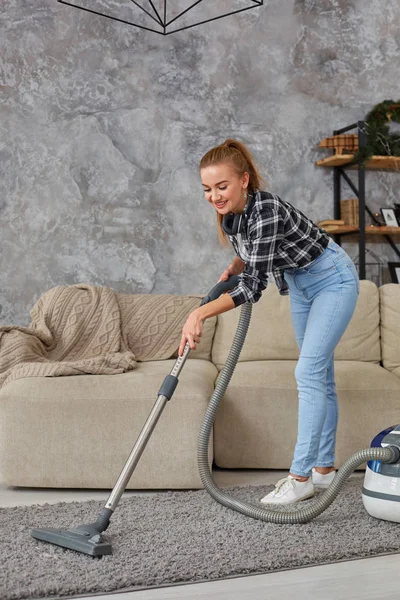 年轻笑容满面的女人真空擦拭客厅的地毯 现代丑闻中的内饰 清洁的一天 家政概念 — 图库照片