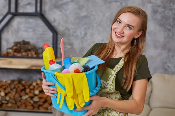 Een Schoonmaakster Staat Woonkamer Met Een Blauwe Emmer Gevuld Met — Stockfoto