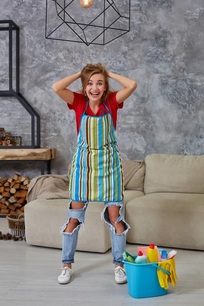 Boldog fiatal tisztítás nő mop örvendezve nappali kötény. Tökéletes rend — Stock Fotó