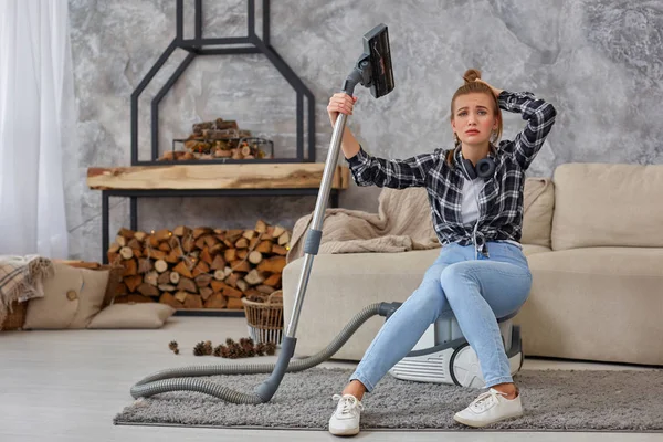 Jeune femme avec équipement de nettoyage prêt à nettoyer la maison, assise sur le canapé. Fatigue — Photo
