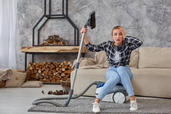 Jeune femme avec équipement de nettoyage prêt à nettoyer la maison, assise sur le canapé. Fatigue — Photo