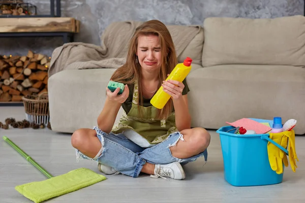 Hausfrau fühlt sich müde, wenn sie nach dem Putzen zu Hause im Wohnzimmer auf dem Boden sitzt. — Stockfoto