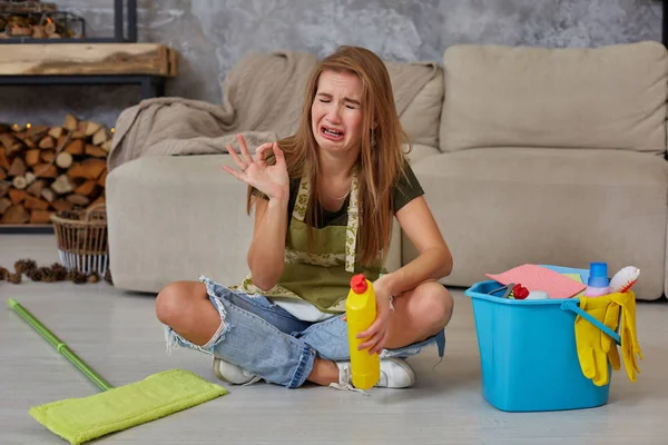 Mulher dona de casa se sentir cansado sentado no chão na sala de estar após a limpeza em casa . — Fotografia de Stock