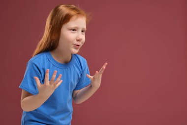 Portre sevimli redhead kırmızı zemin üzerine duygusal küçük kız