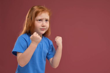 Portre sevimli redhead kırmızı zemin üzerine duygusal küçük kız