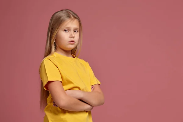Sarı tişört, küçük kız. rahatsız görünüyor — Stok fotoğraf