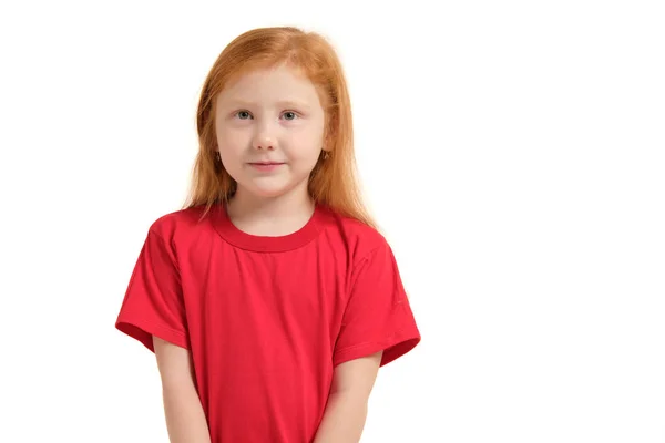 귀여운 빨강 머리의 감정 어린 소녀는 흰색 절연 — 스톡 사진