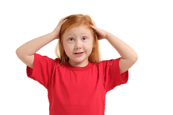 Porträt des niedlichen rothaarigen emotionalen kleinen Mädchens isoliert auf einem weißen — Stockfoto