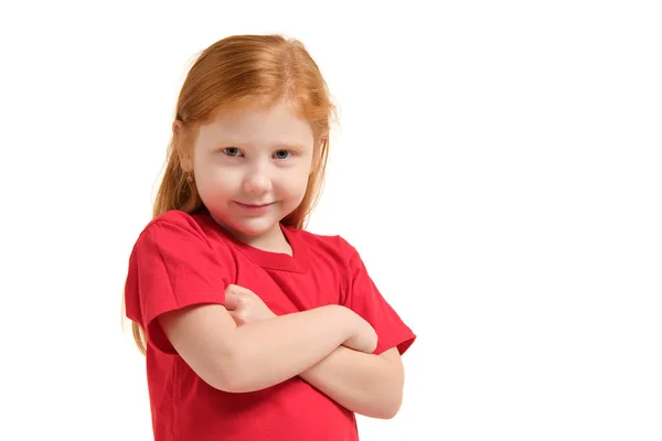 Retrato de linda pelirroja niña emocional con las manos cruzadas aisladas en un blanco — Foto de Stock