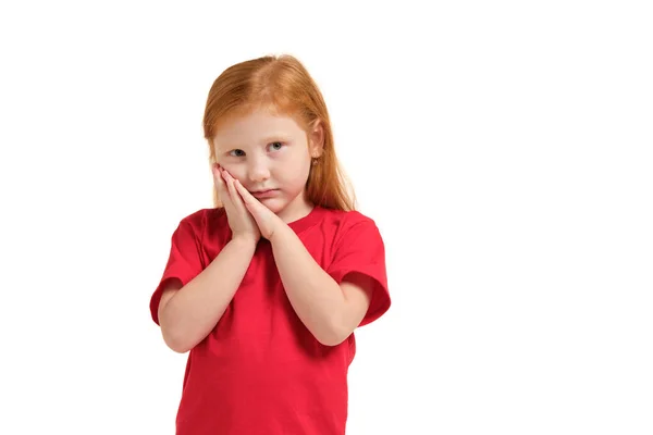 Retrato de linda ruiva menina emocional isolado em um branco — Fotografia de Stock