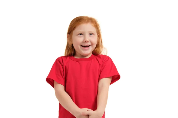 귀여운 빨강 머리 아주 행복 한 어린 소녀가 웃 고 감정의 초상화는 흰색 절연 — 스톡 사진