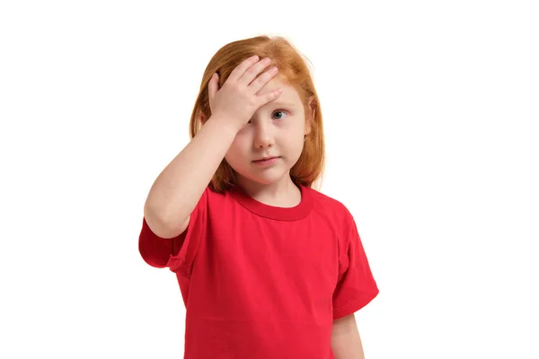 Retrato de linda pelirroja emocional niña facepalming aislado en un blanco — Foto de Stock