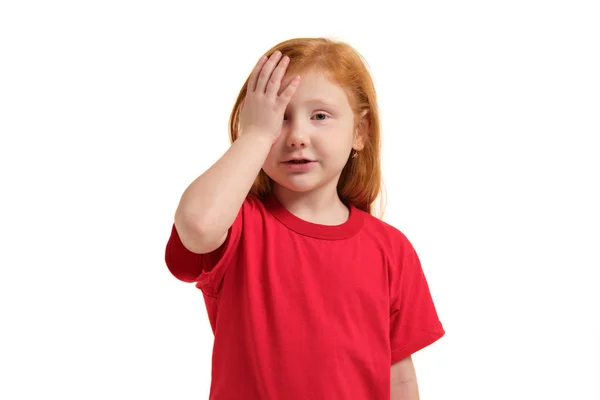 Portret van cute redhead emotionele meisje facepalming geïsoleerd op een witte — Stockfoto