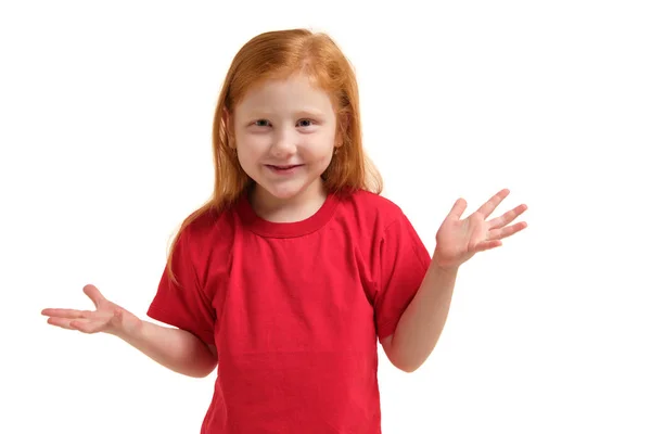 Портрет милой рыжеволосой эмоциональной маленькой девочки, изолированной на белом — стоковое фото
