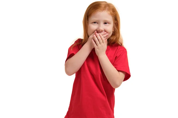 Portrait de mignonne rousse émotionnelle petite fille riant isolé sur un blanc — Photo