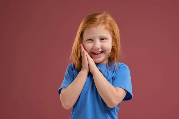 Retrato de linda pelirroja niña emocional sobre fondo rojo —  Fotos de Stock
