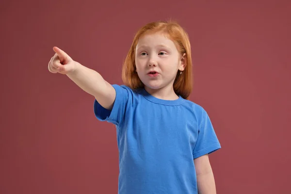 Retrato de linda pelirroja niña emocional sobre fondo rojo — Foto de Stock