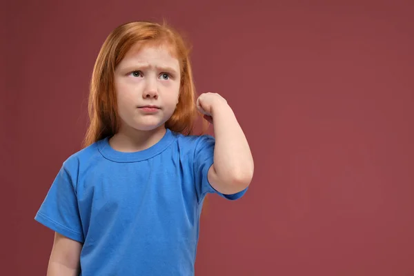 かわいい赤毛の肖像赤い背景の感情的な女の子 — ストック写真