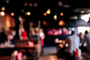 Restoran ya da kafe arka plan bulanık. Masa ve sandalye alışveriş merkezinin lobide. Akşam yemeği için Restoran ziyaretçi. Güzel parlak iç.