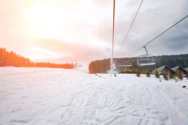 Ski lift, Kayak Merkezi Bukovel bir güneşli kış gününde dağlarda. Güneş parlaması