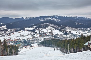 Kayak, yamaç, teleferik insanlar, kayakçı arasında yeşil çam ağaçları ve kar mızrak pist üzerinde Panoraması.