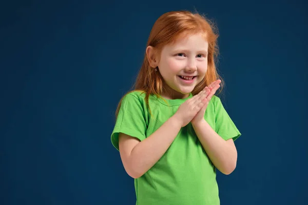 छोटे लाल बालों वाली भावनात्मक लड़की की तस्वीर बंद करें नीले पृष्ठभूमि पर कैमरा के सामने पोज़िंग — स्टॉक फ़ोटो, इमेज