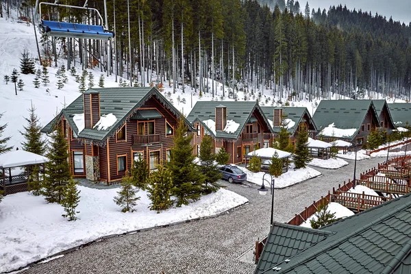 Vacances d'hiver maison en bois dans les montagnes couverte de neige et ciel bleu . — Photo