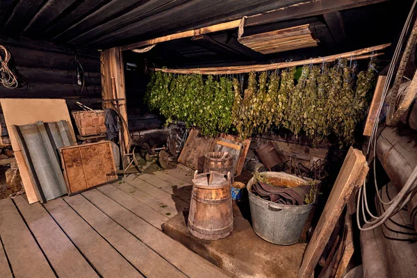 Gedroogde kruiden en takken op houten achtergrond van het oude badhuis — Stockfoto