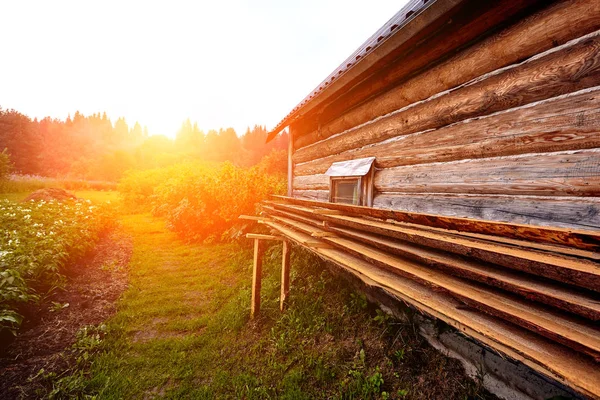 在阳光明媚的夏日里, 俄罗斯村庄的木结构房屋的前视图 — 图库照片