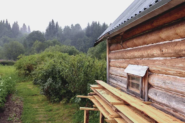 Pemandangan depan rumah kayu di desa rusia di hari musim panas yang cerah — Stok Foto