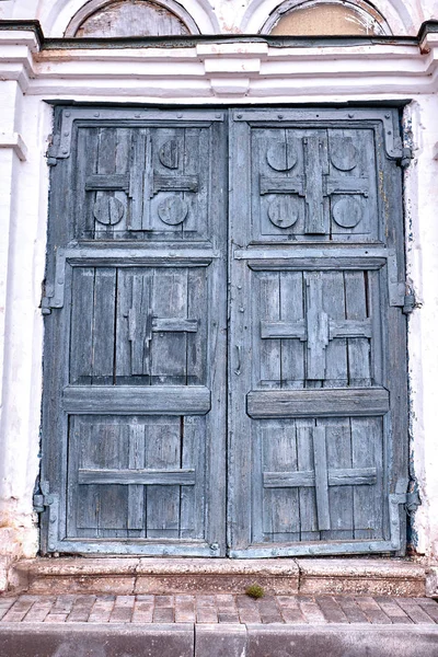 Puerta vieja de una fachada de casa cerrada en mal estado o frente en azul y gris . — Foto de Stock