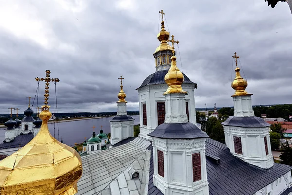 Східні православні хрести на золотих куполах, куполи, на тлі блакитного неба з хмарами — стокове фото
