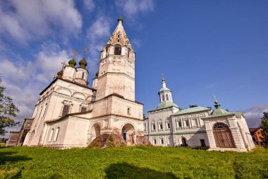 Eski Ortodoks Kilisesi Köyü'nde. Çiçek çayır görünümüyle yaz.